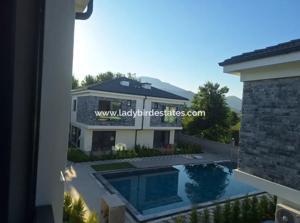 Karaçalı Da Site İçerisinde 3+1 Lüks İkiz Villa